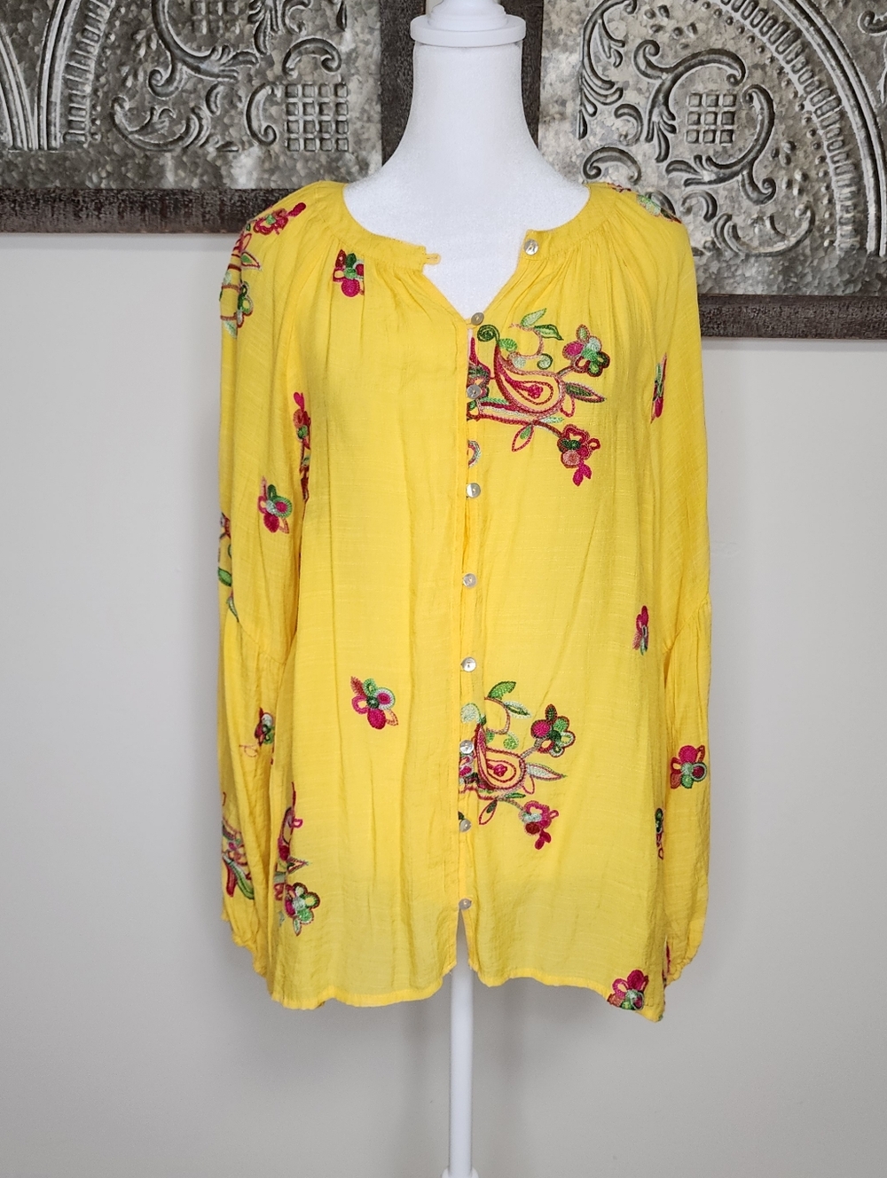 Fig & Flower Bright Yellow Floral Embroidered Button-Front Bohemian Top Large